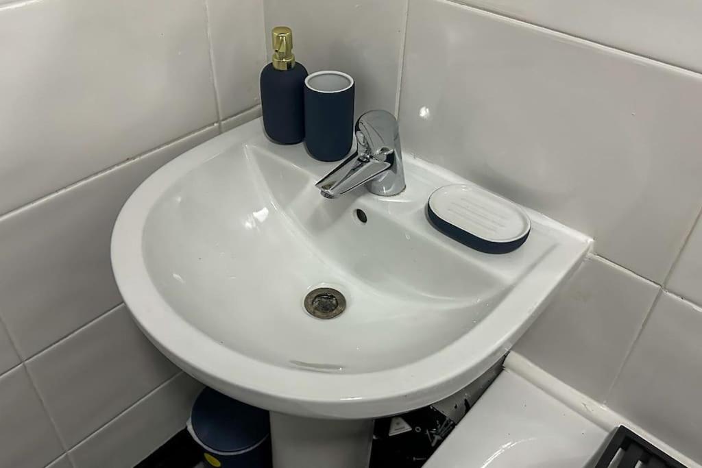Villa Beautiful House Off-Road Free Parking Farnworth Esterno foto