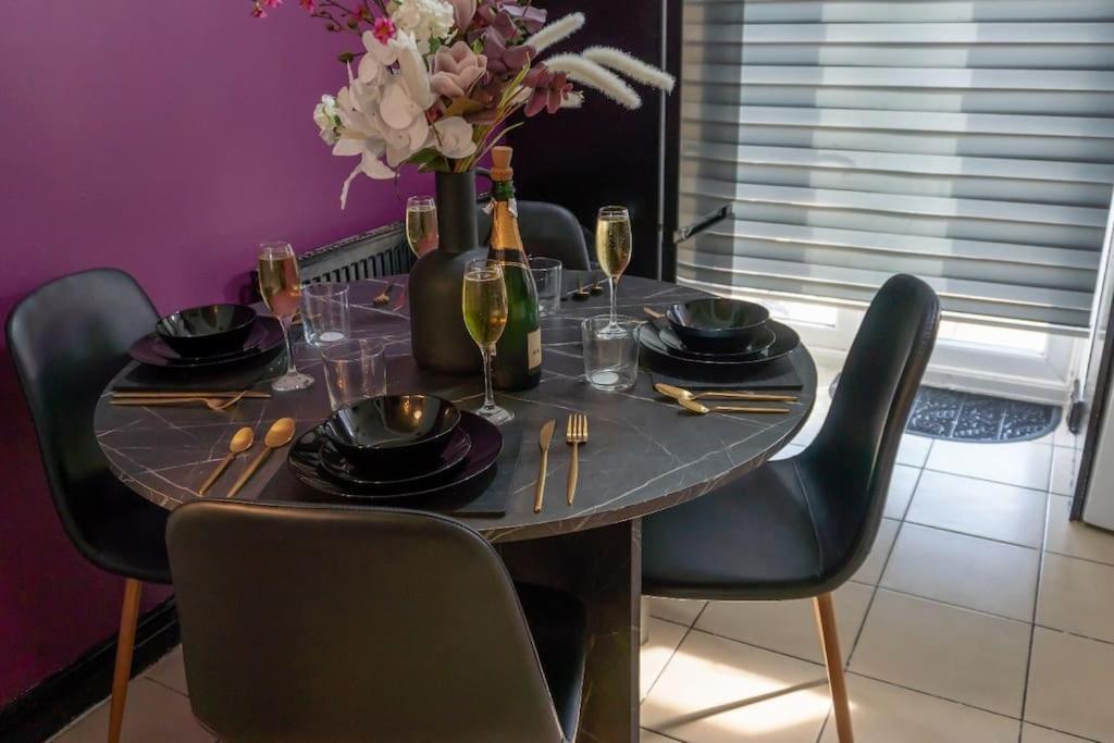Villa Beautiful House Off-Road Free Parking Farnworth Esterno foto