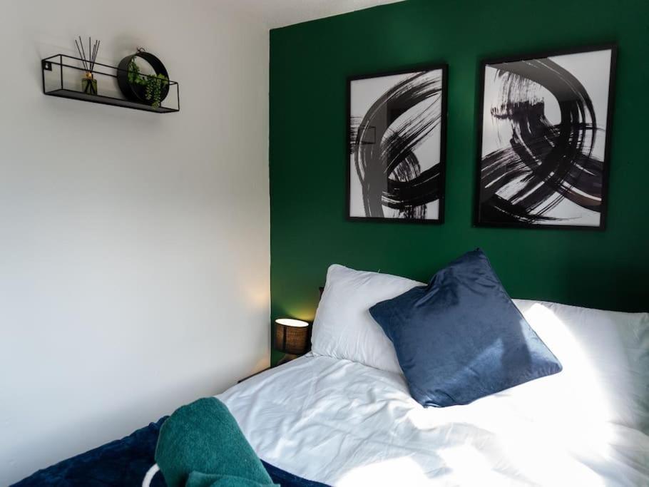 Villa Beautiful House Off-Road Free Parking Farnworth Esterno foto