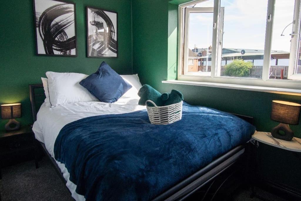 Villa Beautiful House Off-Road Free Parking Farnworth Esterno foto