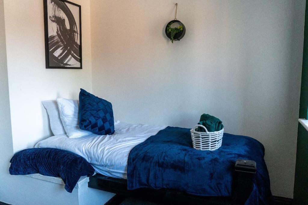 Villa Beautiful House Off-Road Free Parking Farnworth Esterno foto