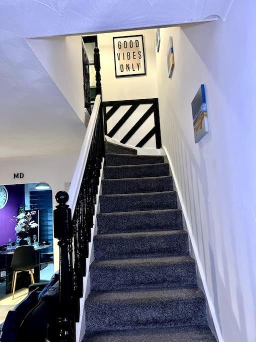 Villa Beautiful House Off-Road Free Parking Farnworth Esterno foto