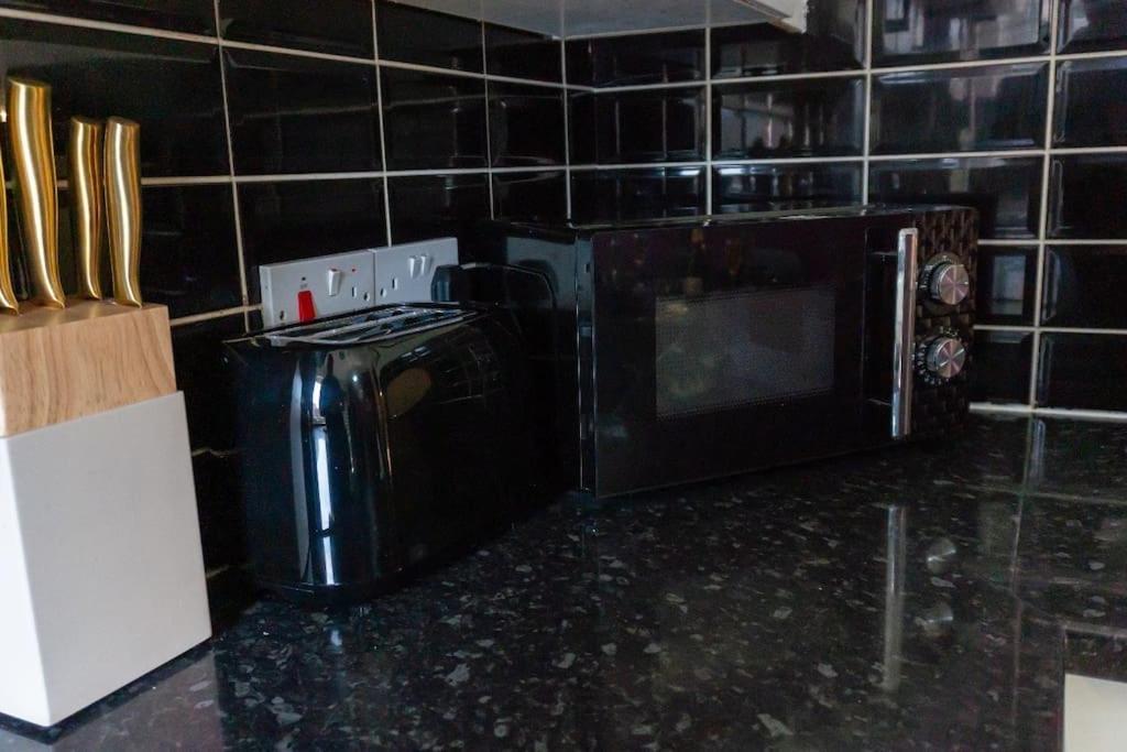 Villa Beautiful House Off-Road Free Parking Farnworth Esterno foto