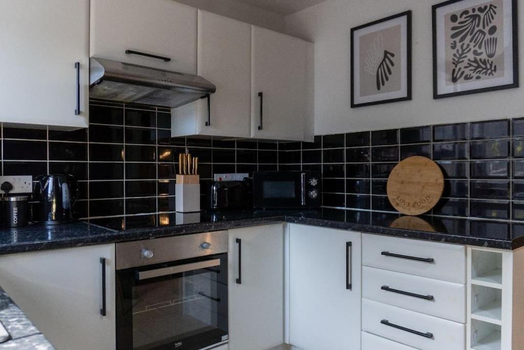 Villa Beautiful House Off-Road Free Parking Farnworth Esterno foto