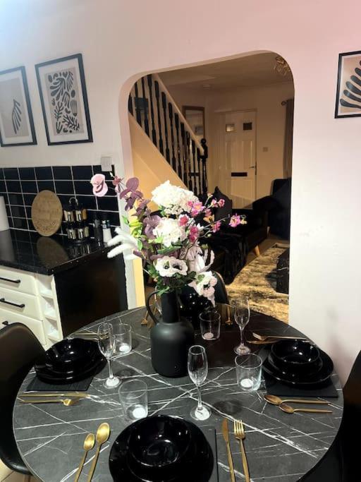 Villa Beautiful House Off-Road Free Parking Farnworth Esterno foto